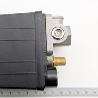 Druckschalter 10 bar von Scheppach, Ansicht von vorne mit Messskala. Der Schalter hat einen roten Drehknopf und eine goldene Schraube.