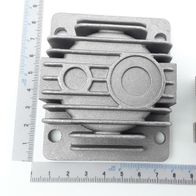 Zylinderkopf mit Ventil, Ansicht von oben, mit Maßstab zur Größenveranschaulichung.