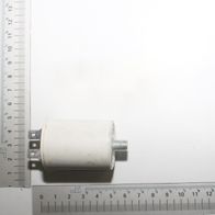 Ein Kondensator 6 µF von Scheppach, von der Seite fotografiert, mit einem Lineal zur Größenveranschaulichung.