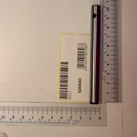 Ein Antriebsbolzen von Scheppach, Artikelnummer 62005303, neben einem Lineal zur Größenveranschaulichung. Der Bolzen wird von der Seite gezeigt.