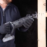 Die Akku-Säbelsäge C-SAS100BE-X von Scheppach hat einen ergonomischen Griff für bequemes Arbeiten und eine robuste Bauweise für langanhaltende Leistung. Der Griff bietet eine sichere und komfortable Handhabung.