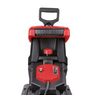 Der Häcksler GS59 von Scheppach ist von hinten zu sehen. Das Gerät hat einen schwarzen Griff und einen weißen Auffangbehälter mit Rädern. Ein schwarzes Kabel ist an der Rückseite angeschlossen.