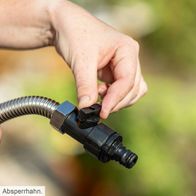 Ein Absperrhahn an der Regenfasspumpe RBP350 von Scheppach ermöglicht die einfache Steuerung des Wasserflusses. Der Hahn kann geöffnet oder geschlossen werden, um den Wasserstrom zu regulieren.