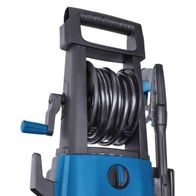 Hochdruckreiniger HCE2200 von Scheppach, gezeigt von der Seite. Der Reiniger hat einen blauen und schwarzen Körper mit einem schwarzen Griff und einem schwarzen Schlauch. Der Druck beträgt 165 bar.