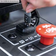 Der Akku-Aufsitzrasenmäher MR-760E von Scheppach verfügt über 2x USB-A-Anschlüsse für praktische Lademöglichkeiten. Mit einer Schnittbreite von 76 cm, 48V 50Ah Akku und LED-Licht sowie Tempomat für komfortables Mähen.