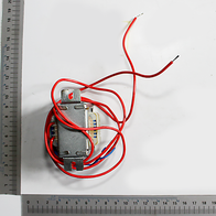 Transformator mit integrierten Anschlüssen und mechanischer Skala