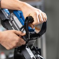 Metallbandsäge MBS1200xt Scheppach, Nahaufnahme des Handgriffs. Die Maschine wird von vorne gezeigt.