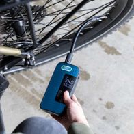 Der Akku-Handkompressor AC10/8V von Scheppach zeigt einen Druck von 24,0 bar und einen Druck von 40,0 bar. Er hat eine Kapazität von 2000 mAh und verfügt über 5 Betriebsmodi.