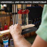 Die Maschine ist universell und vielseitig einsetzbar. Sie verfügt über eine robuste Konstruktion mit Metallteilen und einer transparenten Behälterkomponente. Die Handhabung erfolgt über einen stabilen Holzgriff.