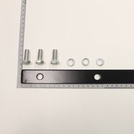 Montageleiste mit zwei Bohrungen für Befestigungselemente und passenden Muttern sowie zwei Ringelementen