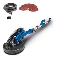 Der Scheppach Wand- und Deckenschleifer DS920X mit 225 mm Durchmesser, inklusive 4 m Schlauch, Adapter und 6 Schleifscheiben. Ausgestattet mit LED-Beleuchtung für präzises Arbeiten.