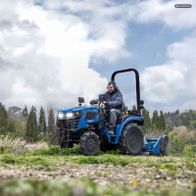 Scheppach Kompakttraktor MT25 mit 3-Punkt-Aufnahme und Allradantrieb, gezeigt im Einsatz auf offener Fläche
