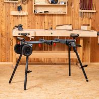 Der Scheppach Praktixx Arbeitswagen bietet robuste Metallkonstruktion, verstellbare Arbeitshöhe, große Räder für einfache Bewegung, integrierte Werkzeugaufbewahrung und stabilen Arbeitsbereich für Werkzeuge und Materialien.