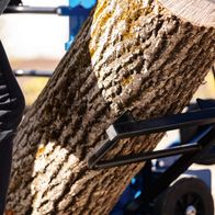 Holzspalter mit angezeigter Messfunktion für Spalthöhe, Detailansicht eines Werkzeugs mit Messstab