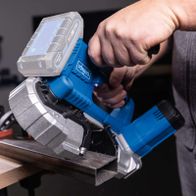 Metallbandsäge mit Drehzahlregelung und Beschriftung der technischen Daten