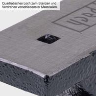 Quadratisches Loch zum Stanzen und Verdrehen verschiedener Materialien. Der Schmiedeamboss GEA4500 von Scheppach bietet vielseitige Einsatzmöglichkeiten für verschiedene Bearbeitungstechniken.
