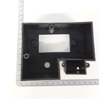 Schaltergehäuse von Scheppach, von oben fotografiert. Das Gehäuse hat vier Befestigungspunkte und einen kleinen Kasten an der Seite.