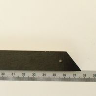 Eine schwarze Holzleiste mit drei Metallschrauben, von oben fotografiert.