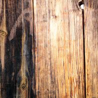 Holzstruktur mit natürlichen Rissen und Textur, typisch für Scheppach-Werkzeuge