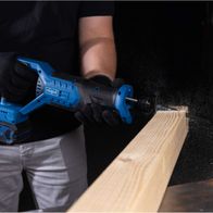 Die Akku-Säbelsäge BC-RS250-X von Scheppach verfügt über einen ergonomischen Griff für bequemes Arbeiten und eine stabile Führungsschiene für präzise Schnitte.