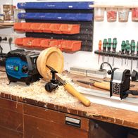 Scheppach-Drechselmaschine mit Holzstück und Werkzeug für 600-mm-Durchmesser, inklusive Planscheibe und Anleitung für 4-Zack-Körnerspitze