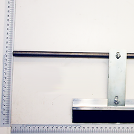 Ein Messschieber mit einer Skala, der von vorne fotografiert wurde.