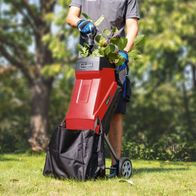 Der Elektrohäcksler GS55 von Scheppach mit 2400W Leistung, 45L Fangsack und 45mm Schnittstärke. Gezeigt wird die Einfüllöffnung für Äste und Zweige.