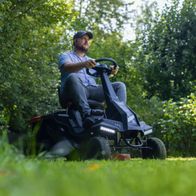 Scheppach Benzin-Aufsitzrasenmäher MR225-61 im Einsatz mit Fahrer auf dem Sitz