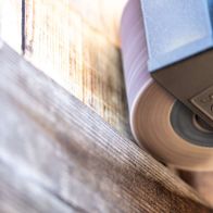 Detailansicht einer Schleiflamellenbürste mit rotem Band für Schleifwerkzeug