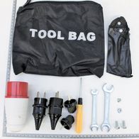 Werkzeugtasche mit integriertem Innenbeutel und enthaltenen Werkzeugen wie Schraubenschlüssel, Schraubendreher, Muttern und Bolzen