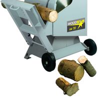 WIPPKREISSÄGE sw 70 Woodster von Scheppach. Die Maschine ist von der Seite mit Blick auf die Rückseite zu sehen. Im Vordergrund liegen geschnittene Holzstücke.
