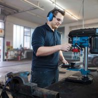 Scheppach-Bohrmaschine mit Laserausrichtung in Werkstattumgebung