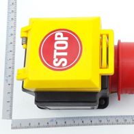 Scheppach SSKMSS 400V MSS 10A Uc400V KB 04 400V / 50Hz Schalter mit roter und gelber Abdeckung, Kabel und Stop-Schilderaufkleber. Der Schalter ist von der Seite zu sehen.