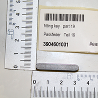 Passfeder 31.95x5x5mm, Teil 19, mit EAN-Code 3904601031, daneben ein Lineal zur Größenveranschaulichung.