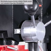 Die Bohrtiefenbegrenzung der Tischbohrmaschine BTD19Vario-BE von Scheppach ist exakt einstellbar und ermöglicht präzises Arbeiten. Die Skala erlaubt eine feine Justierung der Bohrtiefe für verschiedene Materialien wie Holz, Metall und Kunststoff.