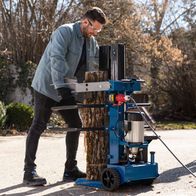 Der Holzspalter stehend Compact 8t von Scheppach hat eine Spaltkraft von 7,95 Tonnen und eine Leistung von 3500 Watt. Er eignet sich für Meterholz mit einer Größe von 1070mm x 350mm.