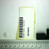 Ein schwarzes Kunststoffteil mit einem runden Loch und einem rechteckigen Ansatz. Dazu ein Aufkleber mit der Bezeichnung 'Stöpsen rechts Teil 1014' und der Artikelnummer 3901304015.