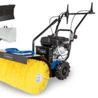 Scheppach Schneeräumgerät mit 600 mm Arbeitsbreite. Inklusive schwarzem und grauem Zubehörteil.