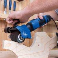 Scheppach-Bürstenschleifer mit Schleifbürstenaufsatz, in Aktion beim Schleifen von Holz