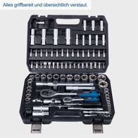 Der Werkzeugkoffer TB 97 von Scheppach enthält eine Vielzahl von Werkzeugen, darunter verschiedene Nüsse, Stecknüsse, Ratschen und Aufsätze. Alle Werkzeuge sind übersichtlich und griffbereit verstaut.