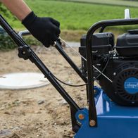 Scheppach-Rüttelplatte mit Fahrwerk und Lenkmechanismus, Detailansicht mit Handgriff und Gummimatte