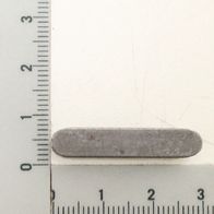 Passfeder A 6x6x30 / DIN 6885 C45 +C neben einem Lineal zur Größenveranschaulichung. Die Passfeder ist von links nach rechts ausgerichtet.