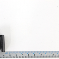 Kunststoffführung 4901504018, Ansicht von vorne. Die Kunststoffführung ist ein schwarzes Kunststoffteil mit einem runden Loch und einer rechteckigen Öffnung.