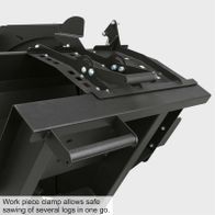 Die Werkstückklemme ermöglicht sicheres Sägen mehrerer Scheite auf einmal.
