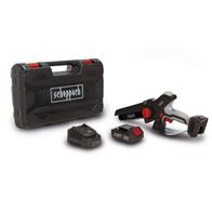 Der Akku-Gehölzschneider CBS260-20Li von Scheppach umfasst ein Ladegerät, eine Akku, und einen Akku-Gehölzschneider. Das Set ist in einem robusten Koffer verpackt.