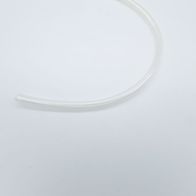 Ein weißer Plastikschlauch, der leicht gebogen ist und von der Seite gezeigt wird.