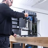 Scheppach Tischbohrmaschine mit Bohrfutter für präzise Bohrungen, angezeigt beim Einsatz auf einer Arbeitsplatte