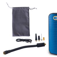 Akku-Handkompressor AC10/8V Scheppach mit Zubehör: Aufbewahrungsbeutel, USB-Kabel, Düsen und Adapter. Der Kompressor ist von vorne zu sehen.