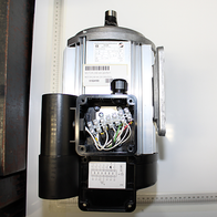 Elektromotor 220-240V/50Hz 2690rpm 2000W CB 50uf/450V, Ansicht von vorne mit offenem Gehäuse und Kabelanschlüssen.