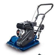 Rüttelplatte HP1400S von Scheppach mit Matte und Fahrvorrichtung. Die Matte liegt neben der Maschine auf dem Boden.